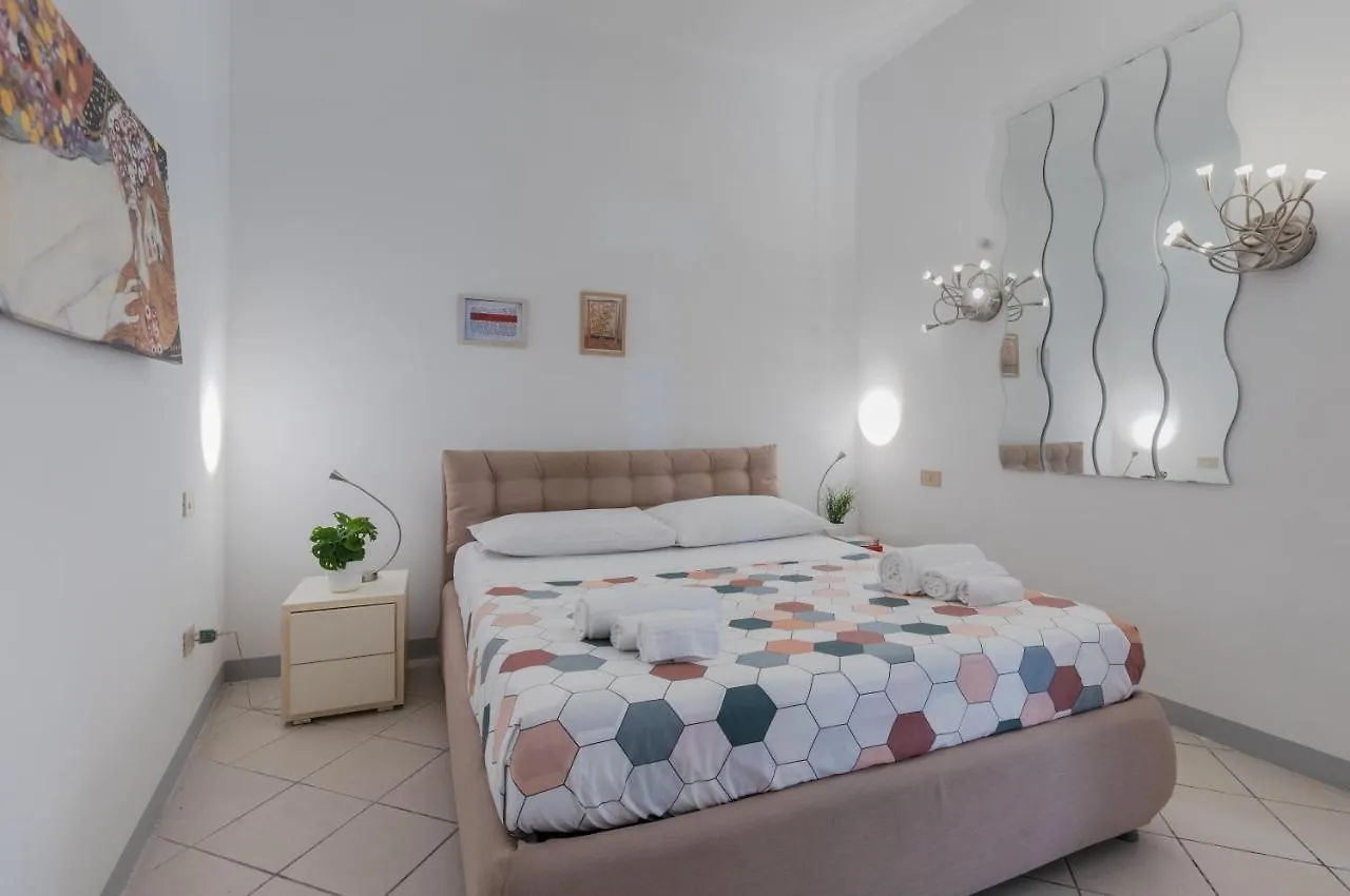 Tuttomondo Central Flat With Private Courtyard Пиза Апартаменты
